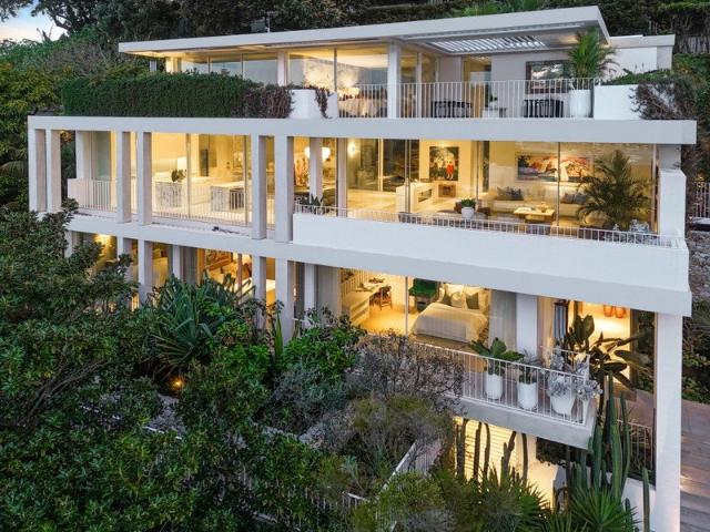 Exquisite Architectural Residence Showcases Luxury Indoor/Outdoor Living & Harbour Views