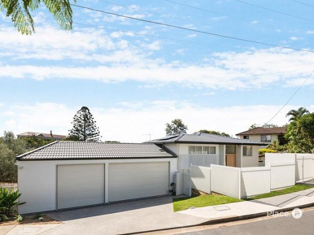 Exquisite Living on Balmoral Hill: A Renovated Retreat with Panoramic Views