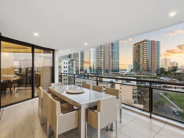 Exquisite Luxurious Penthouse Living