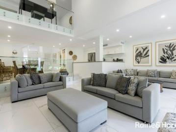 Exquisite Mirage Villa Overlooking the 4th Hole