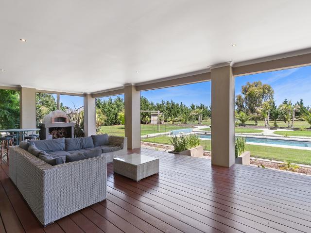 Exquisite Semi Rural Elegance: Luxurious 5 Bedroom Home on approx. 2.5 Acres