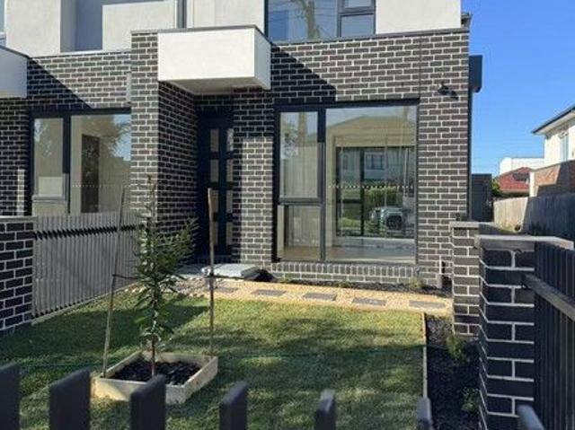 Exquisite Townhouse in Clayton Core