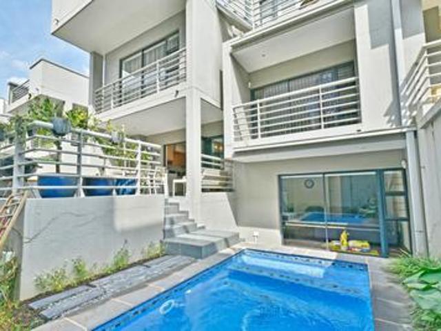 exquisite triplex townhouse in prest.