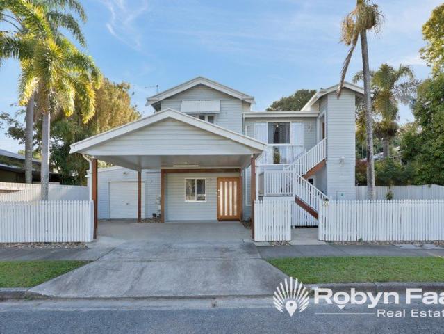 EXQUISITELY RENOVATED QUEENSLANDER IN PRIMELY POSITIONED CBD POCKET, WALKING DISTANCE TO SCHOOLS & CANELANDS