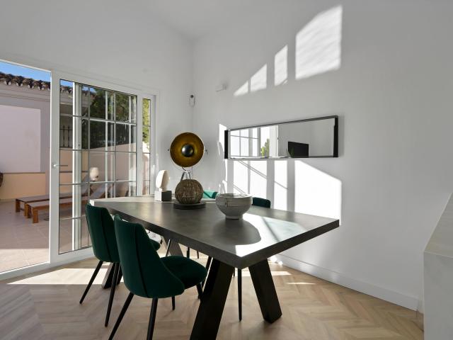 Exquisitely Renovated Townhouse with Sun Drenched.