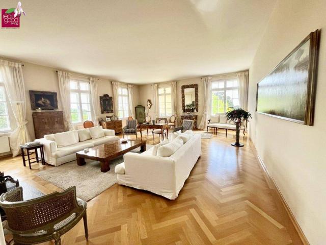 Exquisites Wohnen im Glanzingpark: Repräsentative 7 Zimmer Residenz mit Traumblick, hohen Räumen und allgemeinen Wellnessbereich!