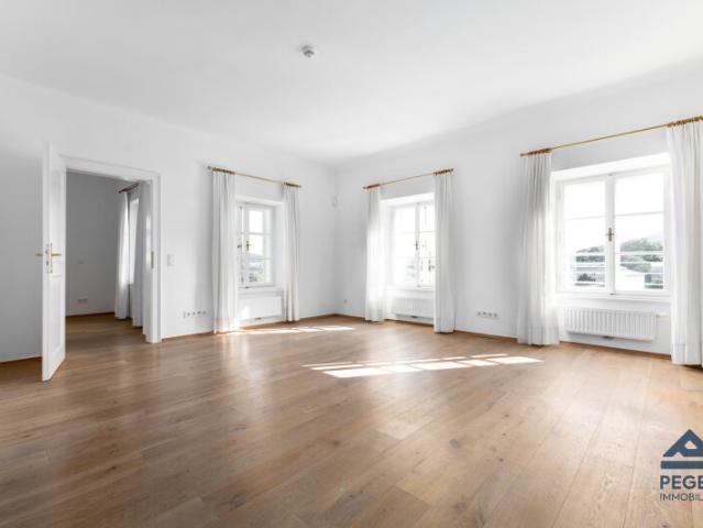 Exquisites 2 Zimmer Apartment mit Salzachblick im historischen Palais am Kai