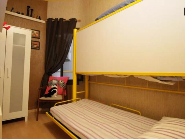 Exterior room with window view interior patio in 3 bedroom apartment, Gràcia