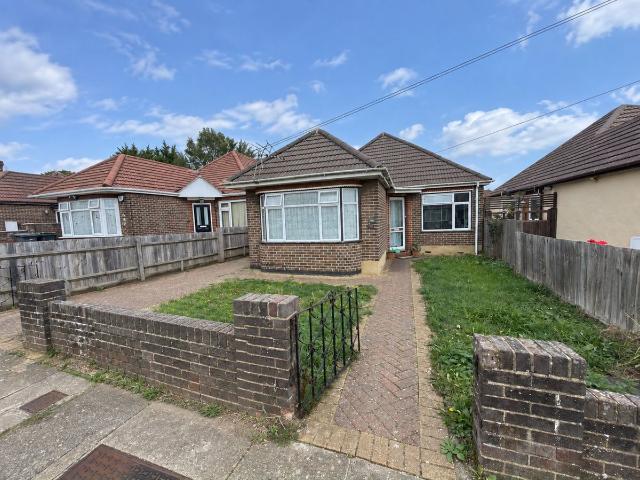 Exton Avenue, Luton, Bedfordshire LU2, 3 bed detached bungalow to rent, £1,300 pcm | PrimeLocation