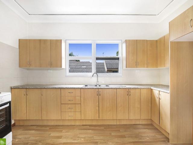 Extra Large 4 Bedroom Unit in West Wollongong