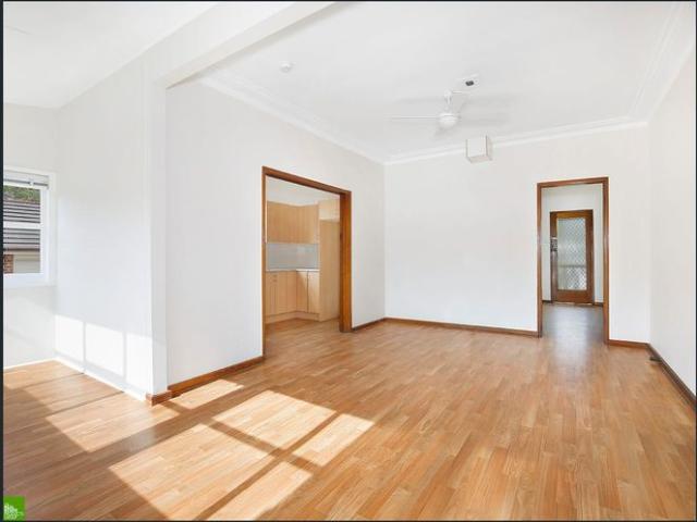 Extra Large 4 Bedroom Unit in West Wollongong