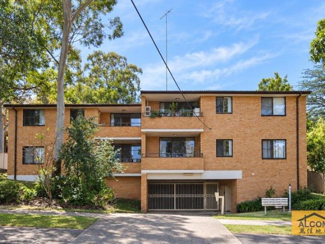 Extra Large Top Floor Unit in a Quiet and Convenient Location