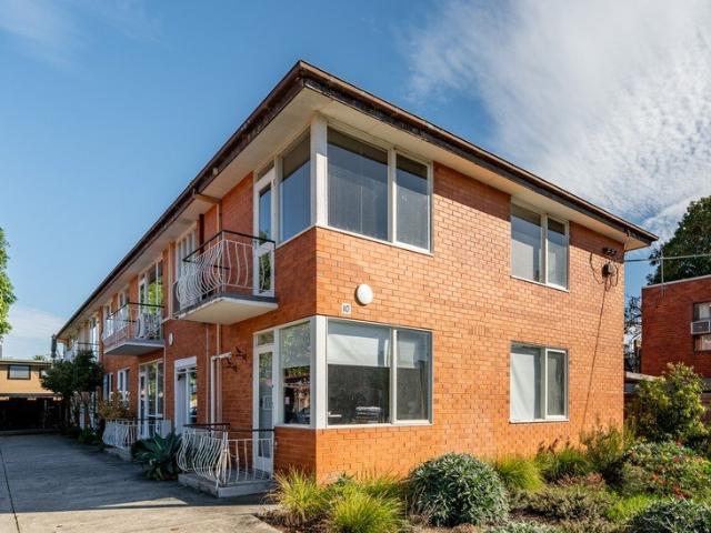 Oversized 2 Bedroom Apartment Moments from Glen Huntly Road