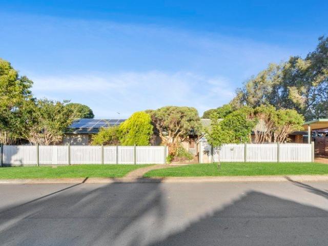 Extra Spacious Lowset Living New Patio Roof Quiet End of Cul de Sac