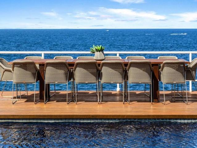 EXTRAORDINARY ABSOLUTE OCEANFRONT RESIDENCE!