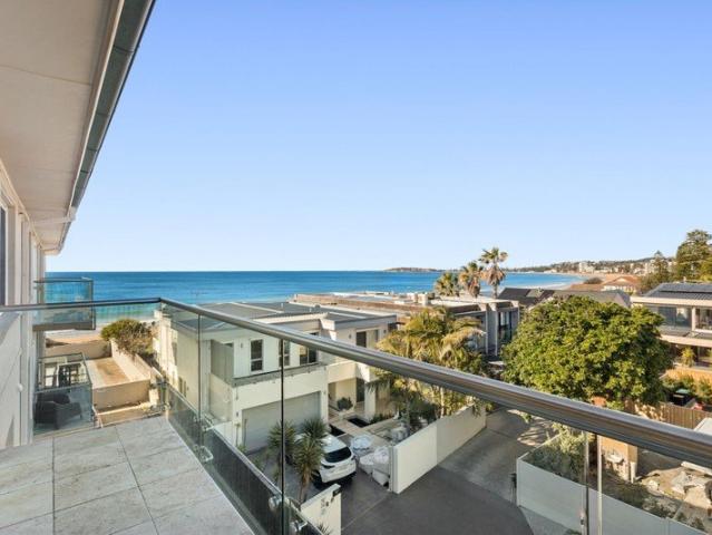 Extraordinary Apartment of Deluxe Comfort with a Beachfront Address