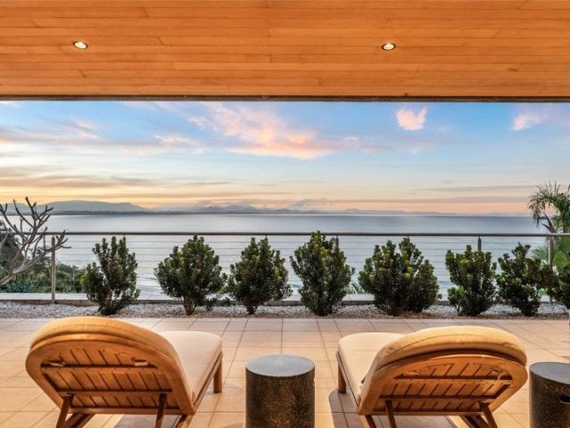 Extraordinary Coastal Residence in Iconic Wategos Position
