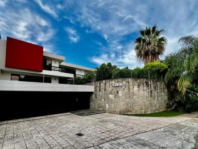 Extraordinaria ubicación y orientacion. Cinco habitaciones. Dos cuartos de servicio