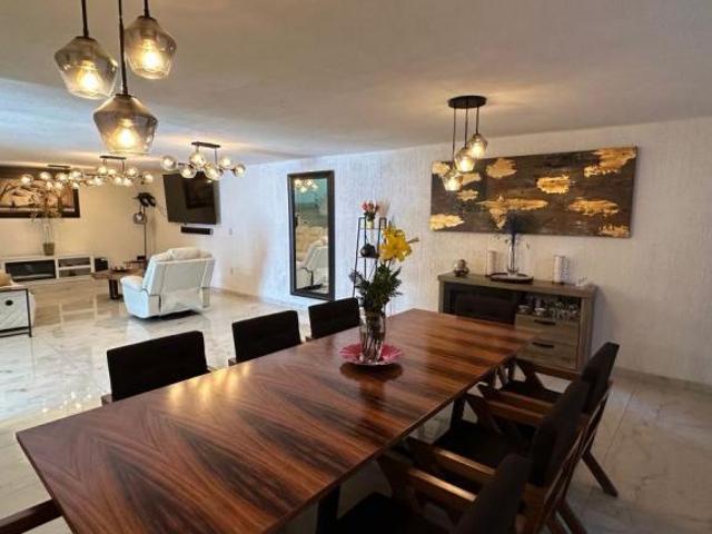 Extraordinaria Casa modernizada y remodelada. Terreno 422 m2 y 248 m2 de construcción