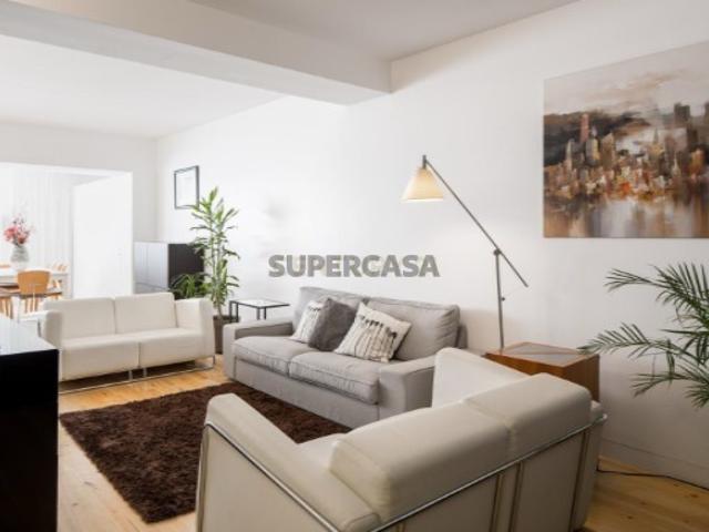 Extraordinário apartamento T3+1 com pátio exterior privado, junto ao Campo Pequeno, Lisboa. Em Venda!