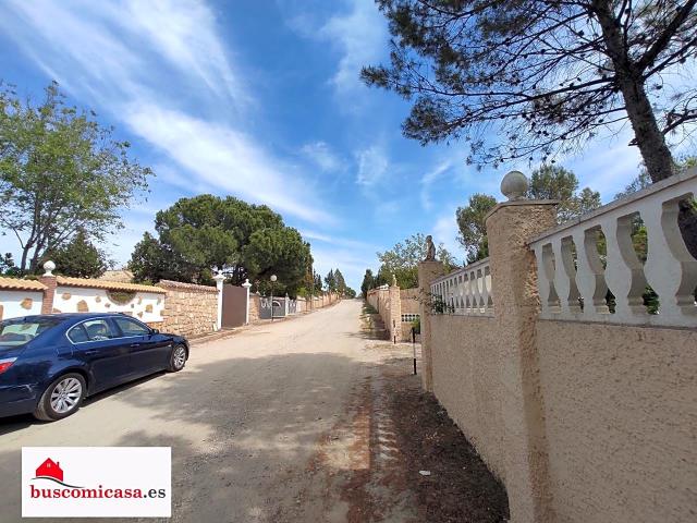 Extraordinario chalet en San Roque con posibilidad de permuta por vivienda en Linares