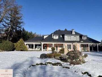 Extravagante Luxusvilla mit Sauna und Hallenbad am Waldrand von Gießhübl mit Wienblick
