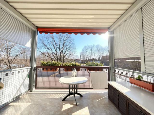 Extravagante Wohnung mit exklusivem Bad und Balkon sowie privatem Stellplatz und Einbauküche
