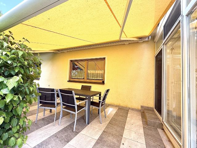 Extravagantes Haus mit zwei Wohnungen, Wintergarten, Terrasse und Garage in Untermeitingen zu kaufen