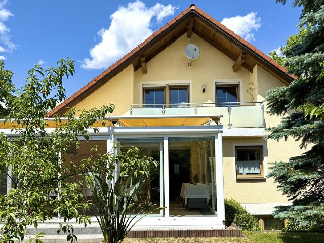 Extravagantes Haus mit zwei Wohnungen, Wintergarten, Terrasse und Garage in Untermeitingen zu kaufen