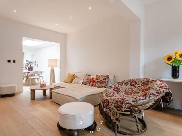 Extremely centrally located recently renovated spacious fami