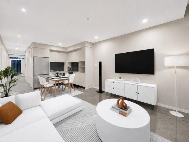 Extremely Large 1Bed with Home Office / 2nd Bedroom Townhouse / Semi like feel