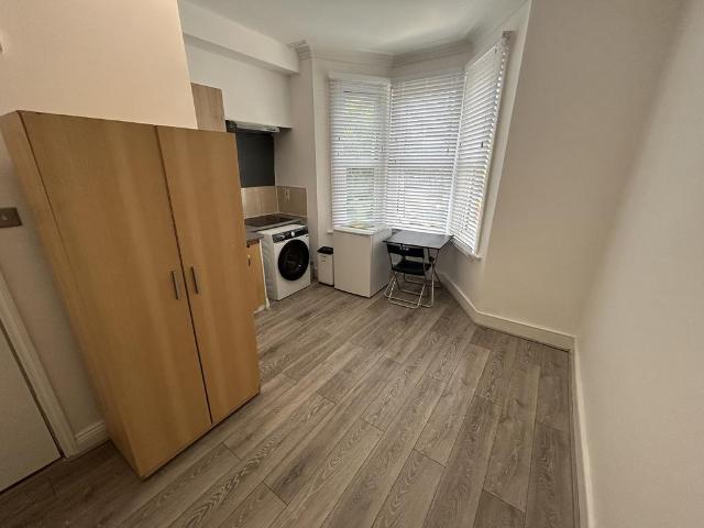 Eynham Road, London W12 Studio to rent £1,230 pcm £284 pw