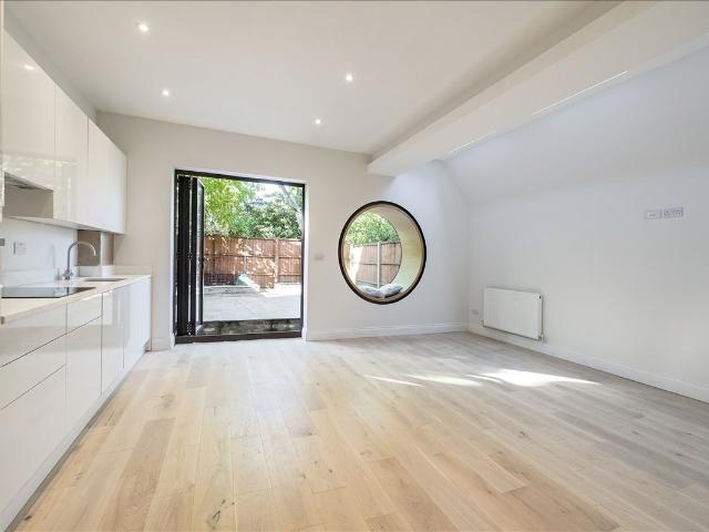 Eynham Road, London W12, 2 bed flat to rent, £3,000 pcm | PrimeLocation