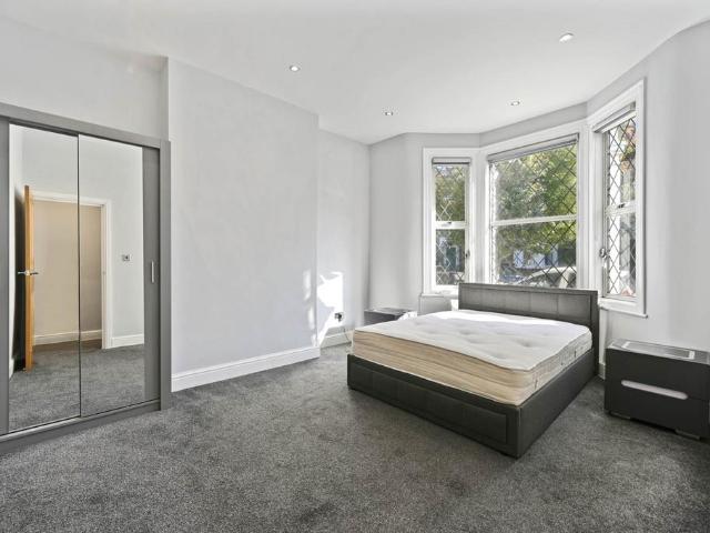 Eynham Road, North Kensington, London. 2 bed flat to rent £2,648 pcm £611 pw