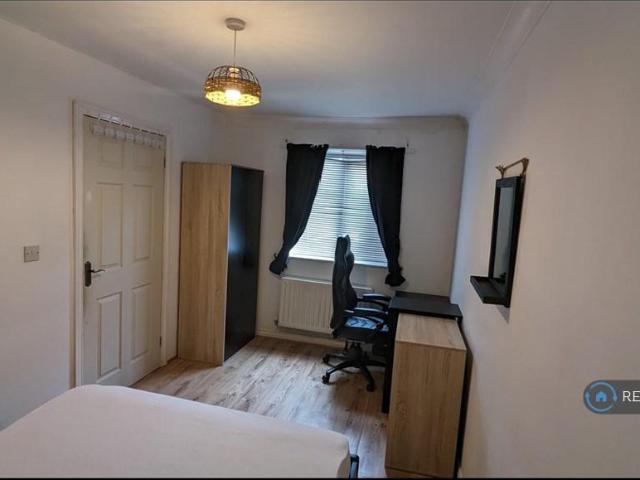 Eycott Drive, Manchester, M24 1 bed in a house share to rent £650 pcm £150 pw