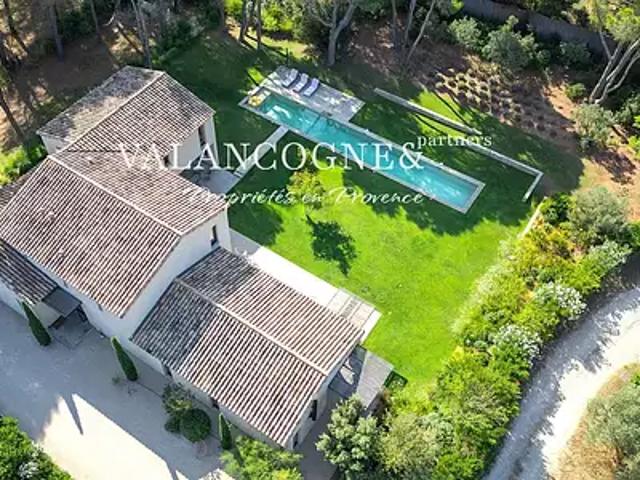 Eygalières 13810 Achat / Vente maison 8 pièces t8 au dernier étage piscine