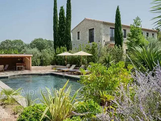 Eygalières 13810 Location maison 8 pièces t8 piscine