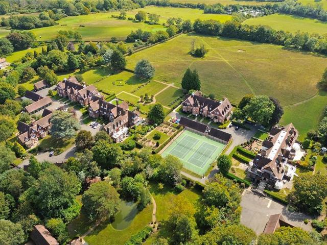 Eyhurst Park, Outwood Lane. 3 bed apartment to rent £4,000 pcm £923 pw