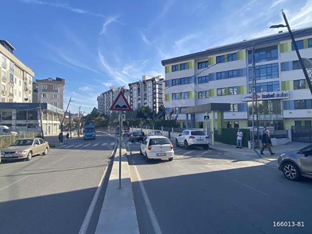 ŞEYHLİ DE ANA CADDE ÜZERİNDE GENİŞ E BONYOLU ARAKAT SATILIK