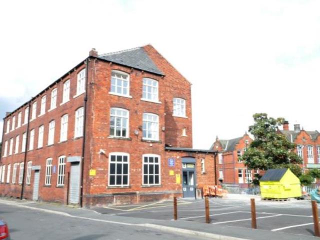 Eyres Terrace, Armley, Leeds, West. 2 bed apartment to rent £795 pcm £183 pw