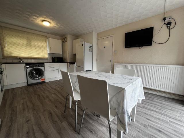 Eyrescroft, Bretton, Peterborough PE3, 4 bed terraced house to rent, £1,150 pcm | PrimeLocation
