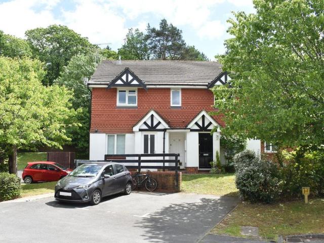 Eyston Drive, WEYBRIDGE, KT13 1 bed flat to rent £1,295 pcm £299 pw