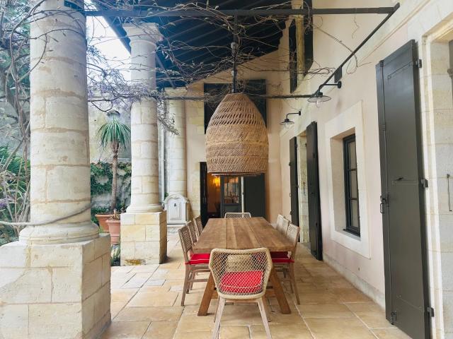 EYSINES BOURG: Villa de 300m2, 4ch, jardin et piscine