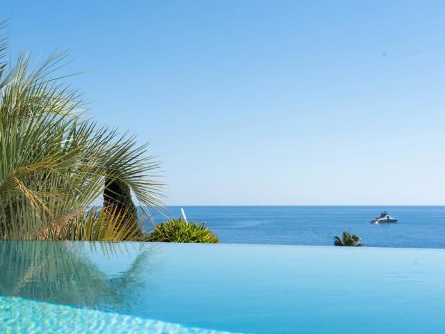Èze Bord de Mer – Contemporary Villa with Panoramic Sea Views
