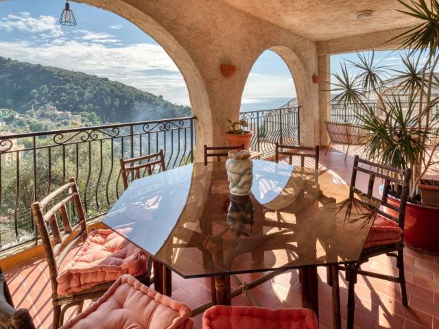 Eze, Located in a highly sought after residential area, in t. 424m² Eze