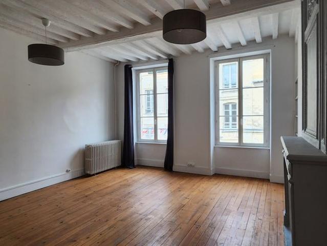 F3 2ème étage entièrement rénové, comprenant séjour, cuisine ouverte aménagée, une chambre, un bureau, salle d