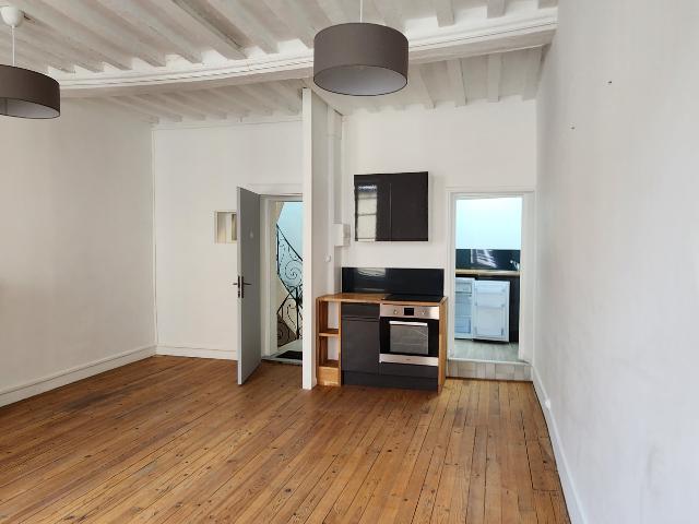 F3 2ème étage entièrement rénové, comprenant séjour, cuisine ouverte aménagée, une chambre, un bureau, salle d