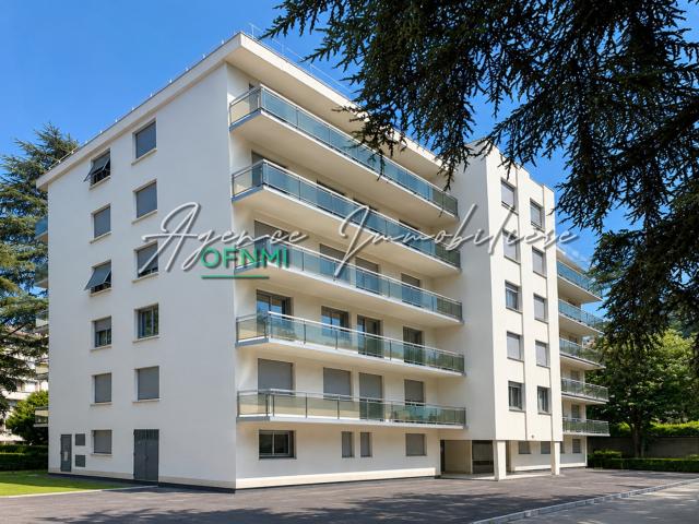 F3 dans cadre de verdure