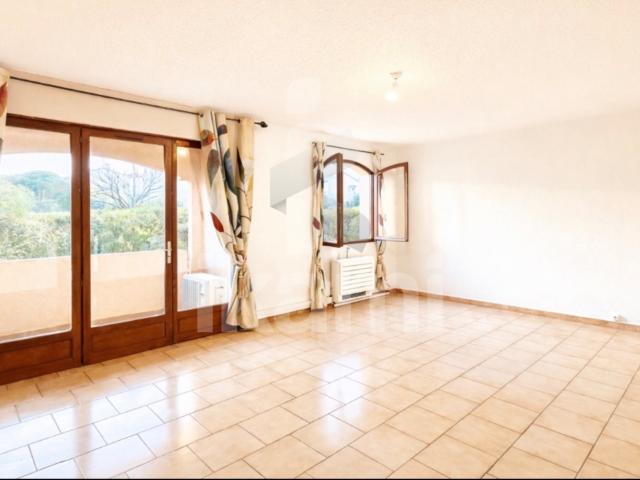 F3 lumineux avec terrasse et parking à 7 mn de l'Ayguade 75m² Hyères