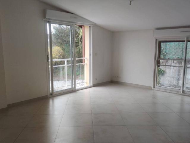 F3 MEUBLE 70M2 VIDE POSSIBLE AVEC 2 PLACES PARKING ET GRANDE CAVE, AU CALME !